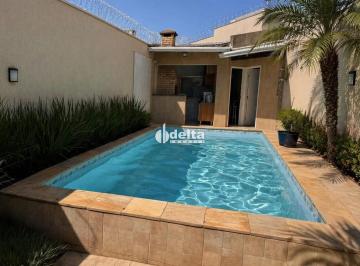 Casa · 230m² · 4 Quartos · 4 Vagas · Casa com 4 quartos sendo 3 suítes disponível para Locação no bairro Tubalina em Uberlândia-MG.