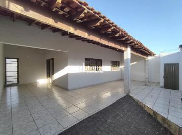 Casa · 170m² · 3 Quartos · 3 Vagas · Casa residencial com 3 quartos sendo 1 suíte, disponível para locação no bairro Santa Mônica em Uber