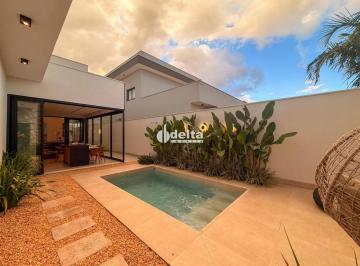 Casa · 360m² · 3 Quartos · 4 Vagas · Casa em condomínio fechado, com 3 suítes, disponível para locação e venda no bairro Jardim Botânico