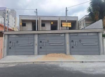 b21dc4a5cd94cb59cd7b43ca9b18ae9a2ed634a2 · Sobrado novo frontal com 3 quartos sendo 1 suíte, área gourmet, 2 vagas à venda, 156 m² por R$ 850.0