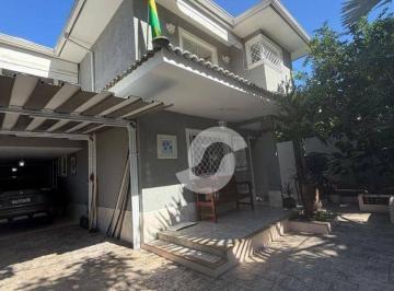 Fachada da casa · Casa com 4 dormitórios à venda, 217 m² por R$ 2.000.000,00 - Itaipu - Niterói/RJ