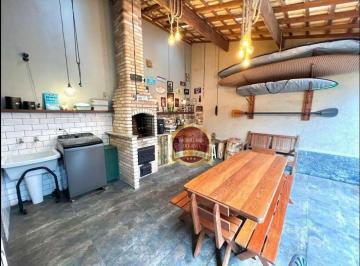 e7c6c32393529ae09912d44a46d2888ee253b3e6 · Sobrado com 2 quartos 1 suíte com espaço para closet, área gourmet com churrasqueira e forno a lenha