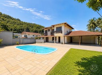 Casa · 650m² · 4 Quartos · 4 Vagas · Conforto, Espaço e Natureza: Casa com Piscina à Venda na Ponta Aguda