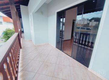 Casa · 240m² · 5 Quartos · 2 Vagas · Casa com 5 dormitórios para alugar, 240 m² por R$ 4.000/mês - Fortaleza Alta - Blumenau/SC