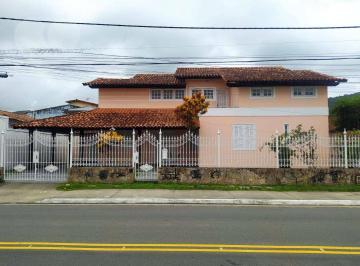 4e964bacf0e048b01ac968b4aa2bfd7e01b8214f · Casa linda em estilo colonial com 4 quartos, lazer privativo. Com 359m2 de área construída e terreno