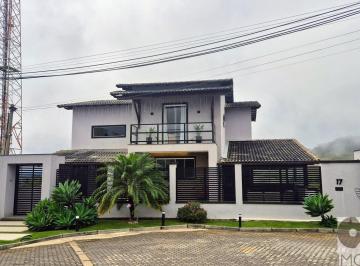 Casa · 210m² · 3 Quartos · 6 Vagas · Refúgio de Luxo no Portal das Mansões: Seu Novo Lar na Serra!