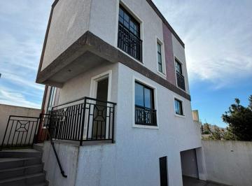 Casa de 3 quartos, Curitiba · Triplex com amplos espaços e ótima condição de pagamento no Capão Raso