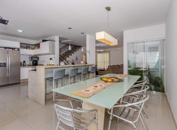 Casa · 209m² · 3 Quartos · 4 Vagas · Casa Mobiliada para Locação na Praia dos Amores | 3 Suítes, Piscina e 209m²