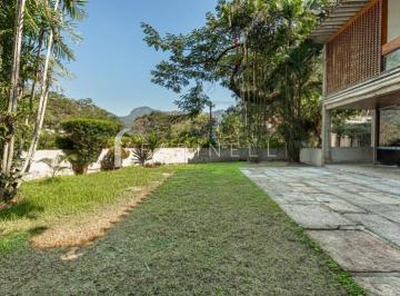 12584-20260714180858_zap.jpg · Casa de arquitetura modernista com vista livre e cercada pelo verde.