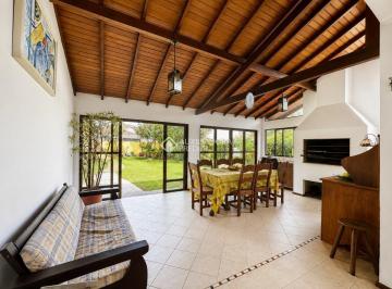 0000 · Casa com 4 dormitórios, amplo pátio e localização privilegiada na Barra da Lagoa.