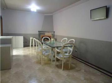 Foto 1 · 2 dormitórios, sala para 2 ambientes, lavabo, piso laminado, lareira, jardim de