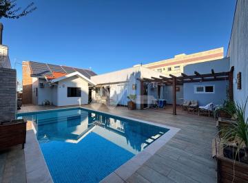 Casa · 235m² · 3 Quartos · 2 Vagas · Casa com piscina e ampla área de festas para locação