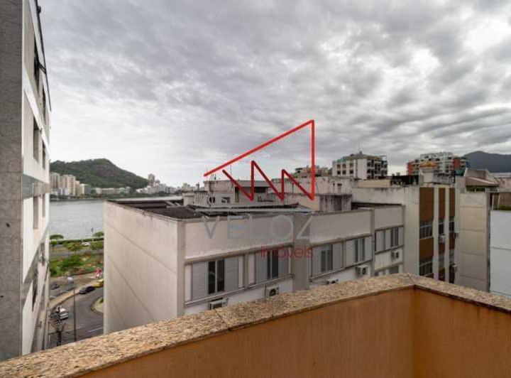 Foto do imóvel - Cobertura charmosa que se divide em, primeiro piso, sala com varanda e vista para a lagoa.