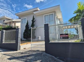 Casa de 3 quartos, Joinville · Casa dois pisos ampla arejada clara em uma região tranquila arborizado fácil acesso no Bairro Glória