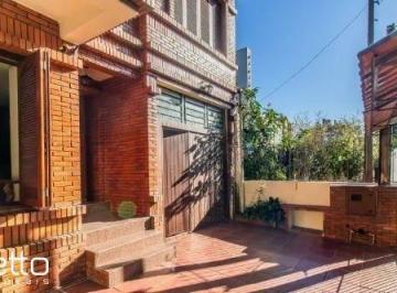 Casa · 230m² · 3 Quartos · 2 Vagas · Casa para locação de 243m2, 3 suítes, R$ 8.000,00 no Bairro Menino Deus.