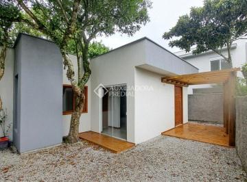 Fachada · Casa em Condomínio Fechado no Porto da Lagoa | 1 Suíte | Quintal Privativo | Cercada pela Natureza