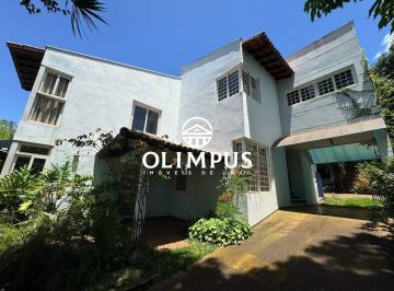 Casa · 300m² · 4 Quartos · 2 Vagas · Lindo sobrado de 200m² em terreno de 864m² com ótima localização em Uberlândia.