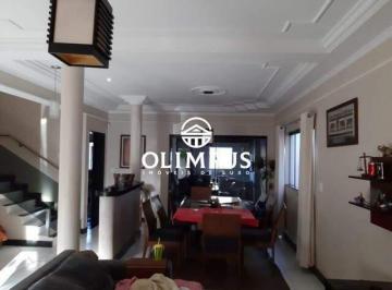 Casa · 280m² · 4 Quartos · 2 Vagas · Excelente sobrado com área de 280m² localizado bairro Alto Umuarama - Uberlândia/MG.
