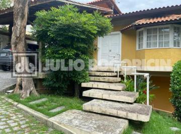Casa · 242m² · 3 Quartos · 2 Vagas · Casa de Condominio com Infraestrutura