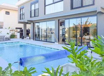 Casa · 347m² · 4 Quartos · 4 Vagas · Sobrado Alto Padrão com Piscina, em Condomínio, 4 suítes, no Centro