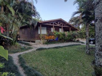 aadb0mw2yti3mgu5mmizztq3_md · Duas casas rústicas em terreno arborizado