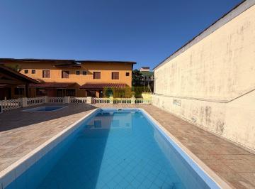Foto 01 · Casa de Condomínio Vila na Martim de Sá 2 quartos, 1 sala, 2 banheiros, 1 vaga de garagem. Piscina e