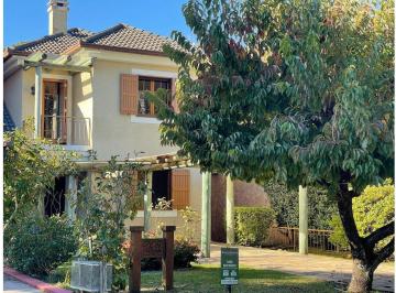 1bf2ebe4-7593-4218-ba66-95f5307df33c.jpg · Casa à venda em Canela, com 3 quartos, 238m²