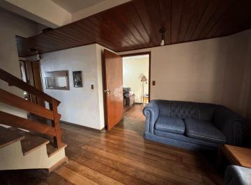 Casa · 166m² · 4 Quartos · 2 Vagas · Casa sobrado, de esquina, com 3 dormitórios no Menino Deus.