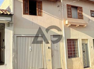 001 · Casa à venda - no Centro
