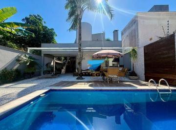 0af859433f68654a3675009ca93ab881635c4301 · Casa nova e reformada à venda na praia da Enseada no Guarujá I Omega Imoveis