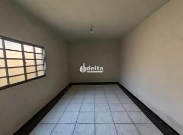Casa · 250m² · 3 Quartos · 2 Vagas · Casa residencial com 3 quartos sendo 1 suíte, disponível para locação no bairro São Jorge em Uberlân