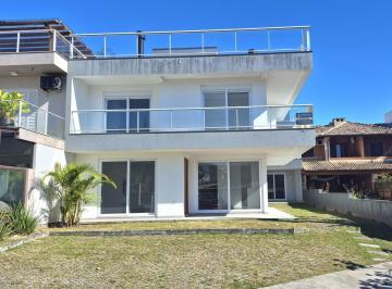 Casa · 194m² · 3 Quartos · 2 Vagas · Sobrado com 3 dorms(suíte) a poucos metros da praia de Morrinhos!