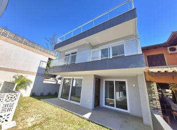 Casa · 242m² · 3 Quartos · 2 Vagas · Sobrado com 3 dorms(suíte) a poucos metros da praia de Morrinhos!