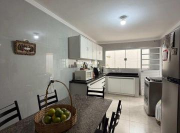 Casa · 105m² · 2 Quartos · 1 Vaga · Casa para venda em Centro de 105.00m² com 2 Quartos e 1 Garagem