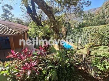 Jardim · Maravilhosa casa no Retiro do Chalé, na paz, para curtir filhos e netos no mato e na piscina.