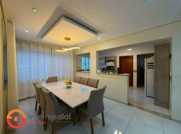 Casa · 302m² · 6 Quartos · 2 Vagas · CASA COM QUINTAL AMPLO E LOCALIZAÇÃO PRIVILEGIADA