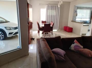 NULL · Casa com 3 quartos sendo 1 suíte disponível para locação no bairro Granada em Uberlândia-MG