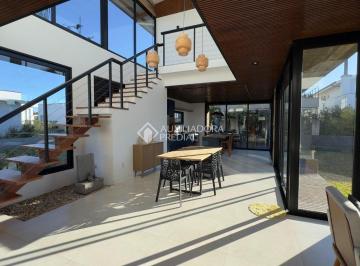 Casa · 239m² · 3 Quartos · Casa