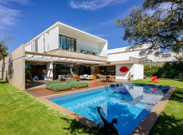 Casa · 716m² · 4 Quartos · 3 Vagas · A primeira impressão já vem com um beijo.