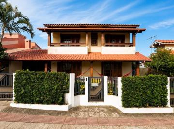 Casa · 200m² · 7 Quartos · 2 Vagas · Casa à Venda no Centro de Garopaba/SC
