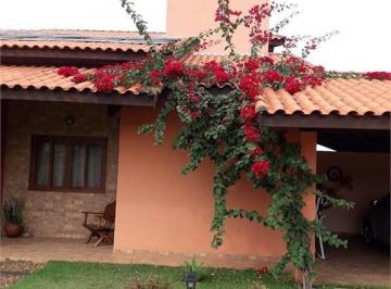 Casa · 270m² · 3 Quartos · 2 Vagas · Luxuosa casa em condomínio à venda em Araçoiaba da Serra-SP, Centro. 3 quartos, 1 suíte, 2 salas, 4