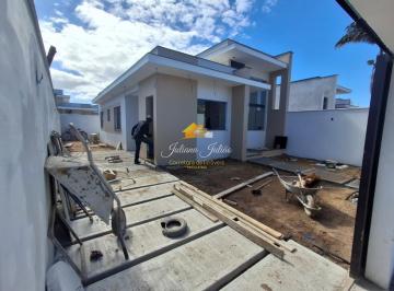 Foto 01 · CASA LINEAR COM 3 QUARTOS SENDO 1 SUÍTE A VENDA NO BAIRRO EXTENSÃO DO BOSQUE EM RIO DAS OSTRAS RJ