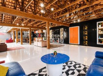 Casa de 5 quartos, Curitiba · Casa Completa com Piscina | Ideal para Eventos e Empresas