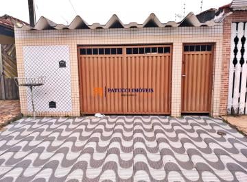 Casa · 192m² · 5 Quartos · 2 Vagas · Casa Espaçosa em Mongaguá com Edícula Assobradada e Garagem Privativa!