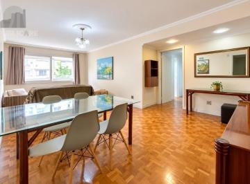 Living-Janela · Apartamento de 2 Dormitórios, Sol, Vista e Excelente Localização.