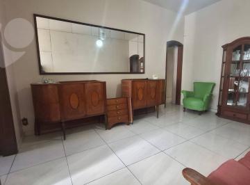 5de3b9db93d743f76e652631175c9a98499edf86 · Apartamento na primeira quadra da Praia de Icaraí, 2 quartos, 2 banheiros. Portaria 24h.