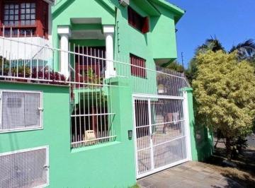 Casa · 177m² · 3 Quartos · 1 Vaga · Casa com 4 dormitórios, sótão e amplo pátio próxima ao Hospital Cristo Redentor