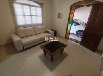 Casa · 400m² · 3 Quartos · 5 Vagas · Casa com 3 quartos sendo 1 suíte disponível para locação no bairro Brasil em Uberlândia-MG.