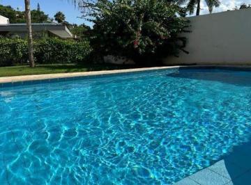 Casa · 369m² · 4 Quartos · 9 Vagas · Linda casa de esquina no Condomínio Marambaia