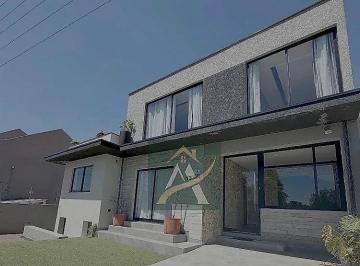 Casa · 238m² · 5 Quartos · 3 Vagas · Sobrado à Venda no Pilarzinho | 5 Quartos, 2 Suítes, Mobiliado e de Frente para Rua